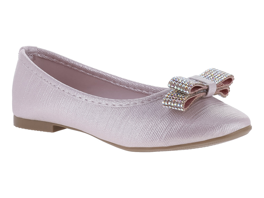 Zapato plano color rosa con textura y un broche decorativo brillante en la parte frontal.