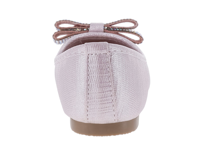 Zapato plano color rosa con textura y un broche decorativo brillante en la parte frontal.