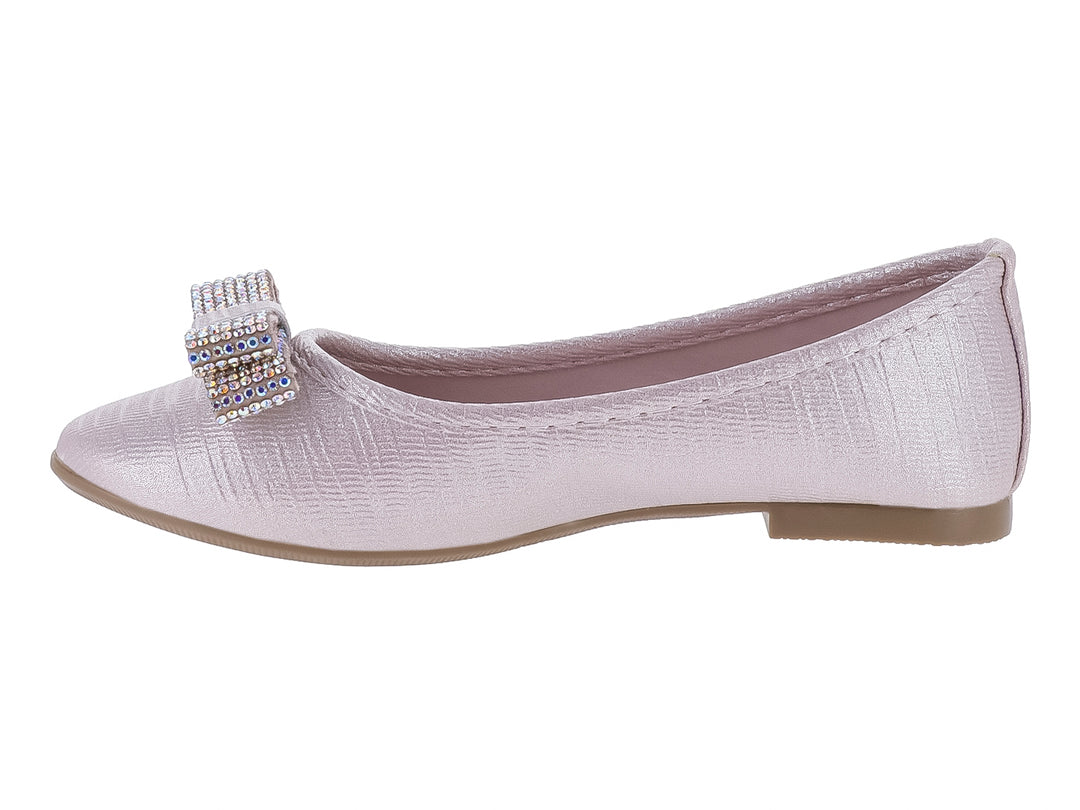 Zapato plano color rosa con textura y un broche decorativo brillante en la parte frontal.