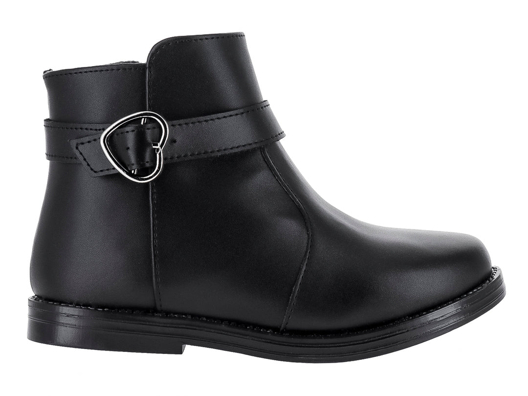 Botas negras para niña con detalle de hebilla en forma de corazón plateado y suela plana.
