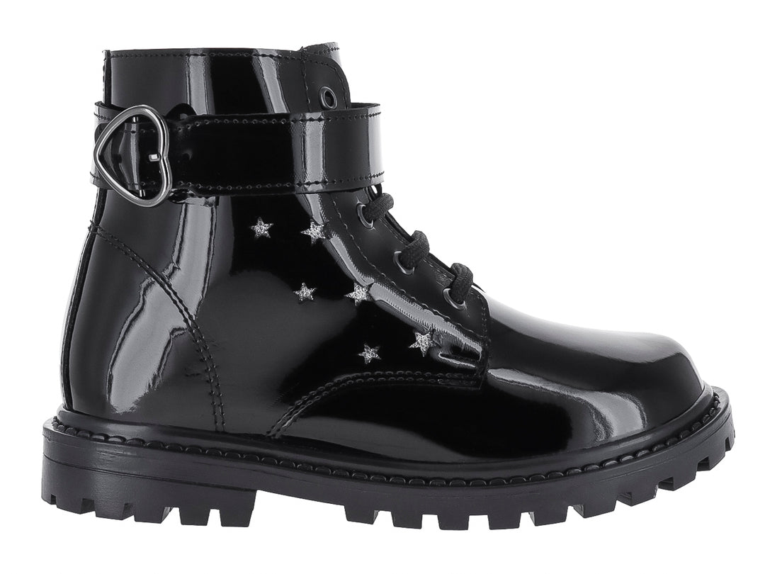 Botas negras de charol brillante con detalles de estrellas plateadas, hebilla en forma de corazón y suela track.
