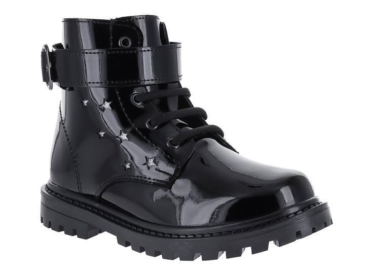 Bota negra de charol con estrellas plateadas y hebilla en forma de corazón.