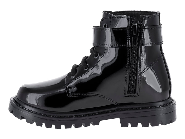Bota negra de charol con estrellas plateadas y hebilla en forma de corazón.