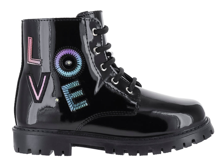Botas negras de charol para niña con la palabra LOVE decorada en colores y suela track gruesa.
