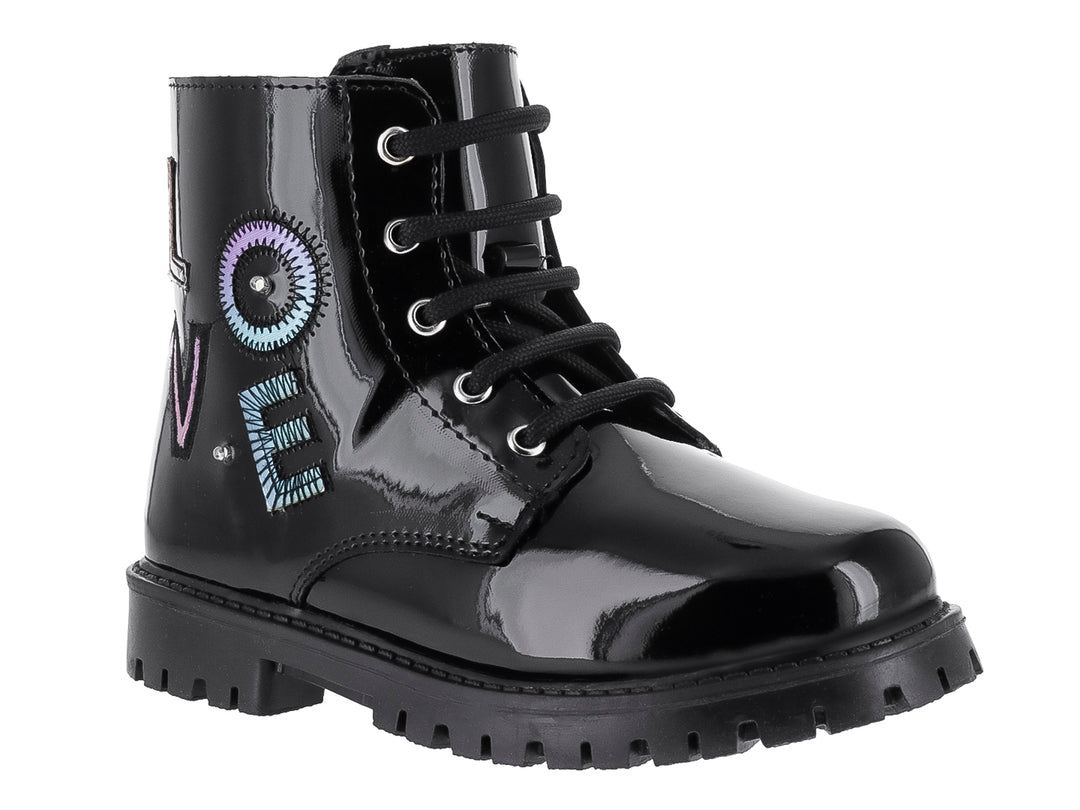 Botas negras de charol para niña con la palabra LOVE decorada en colores y suela track gruesa.