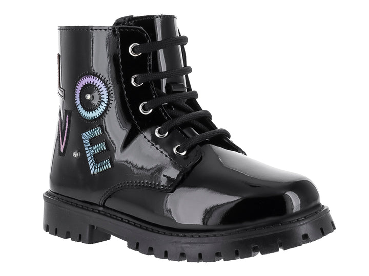Botas negras de charol para niña con la palabra LOVE decorada en colores y suela track gruesa.