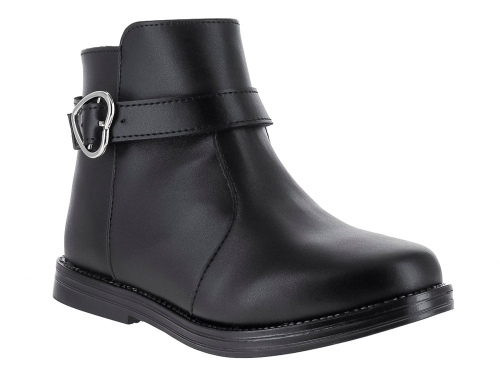 Botas negras para niña con detalle de hebilla en forma de corazón plateado y suela plana.