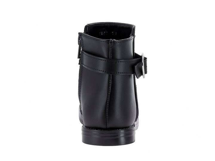 Botas negras para niña con detalle de hebilla en forma de corazón plateado y suela plana.
