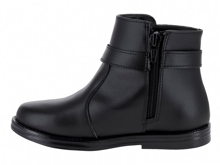 Botas negras para niña con detalle de hebilla en forma de corazón plateado y suela plana.