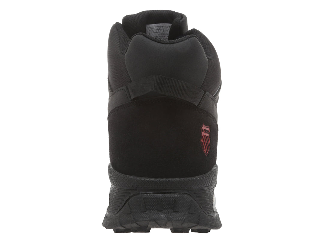 Bota K-SWISS color negro con suela robusta y cámara de aire visible en el talón.