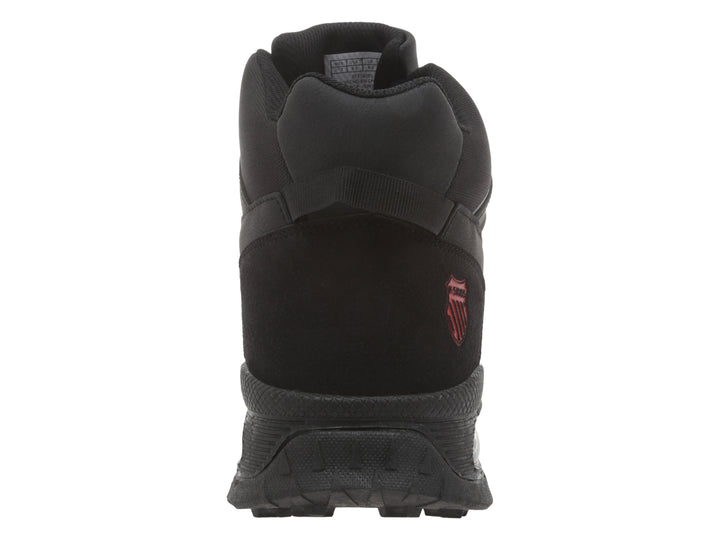 Bota K-SWISS color negro con suela robusta y cámara de aire visible en el talón.