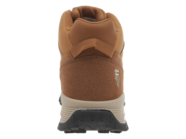 Bota K-SWISS color camel con suela negra y beige, diseño casual de caña media con amortiguación en el talón.