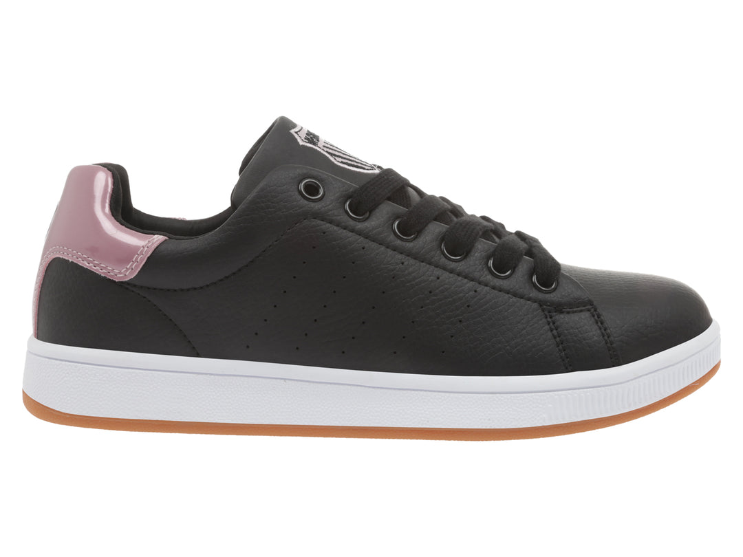 Tenis K-Swiss color negro con detalle en malva en el talón y suela blanca y café.