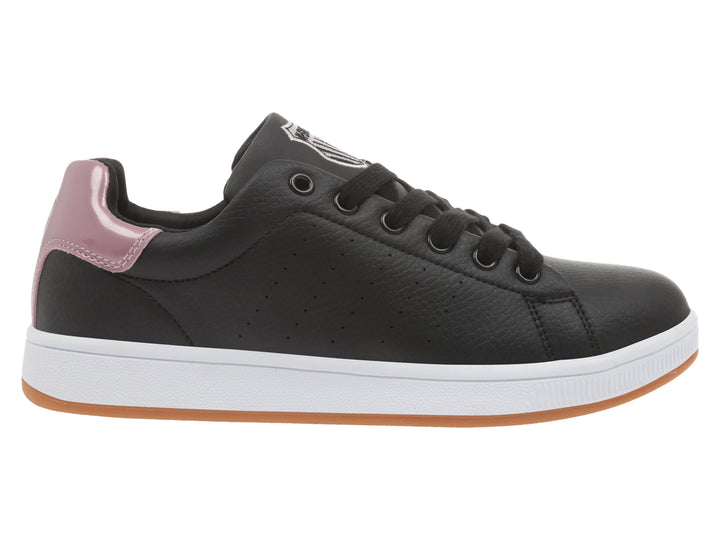 Tenis K-Swiss color negro con detalle en malva en el talón y suela blanca y café.