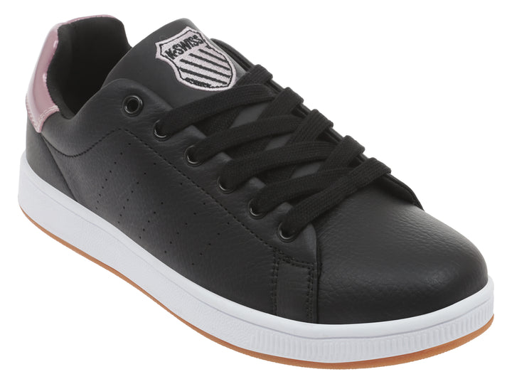 Tenis K-Swiss color negro con detalle en malva en el talón y suela blanca y café.