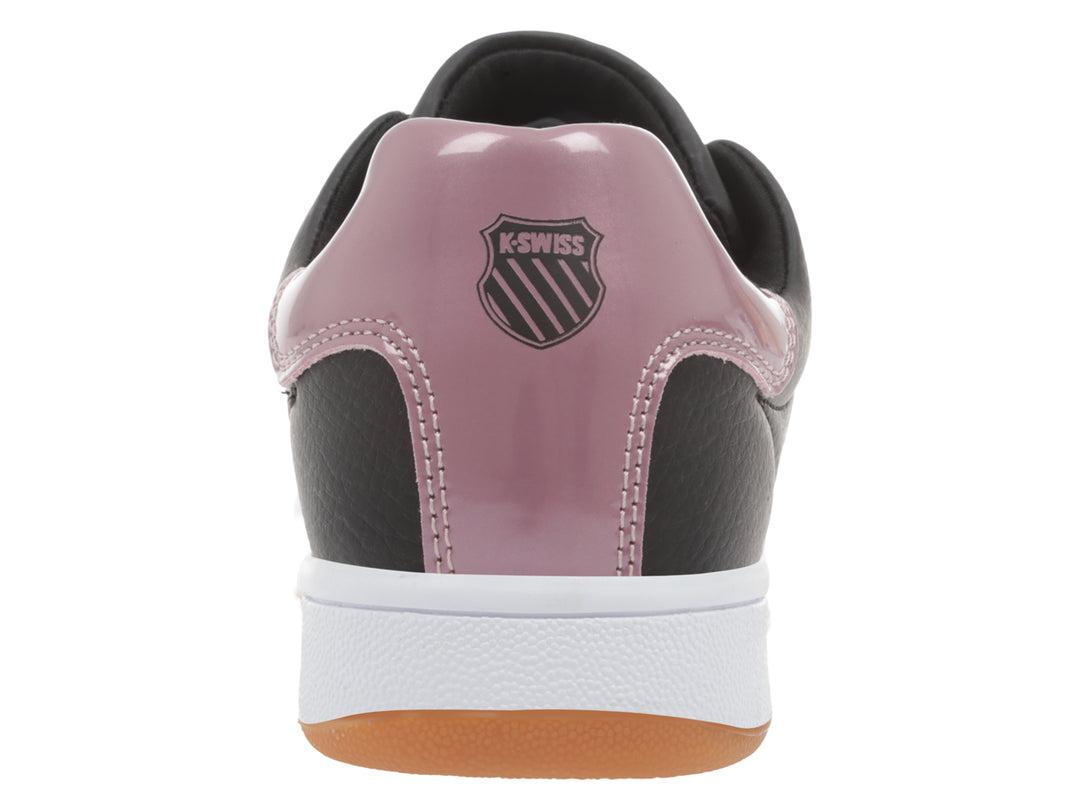 Tenis K-Swiss color negro con detalle en malva en el talón y suela blanca y café.
