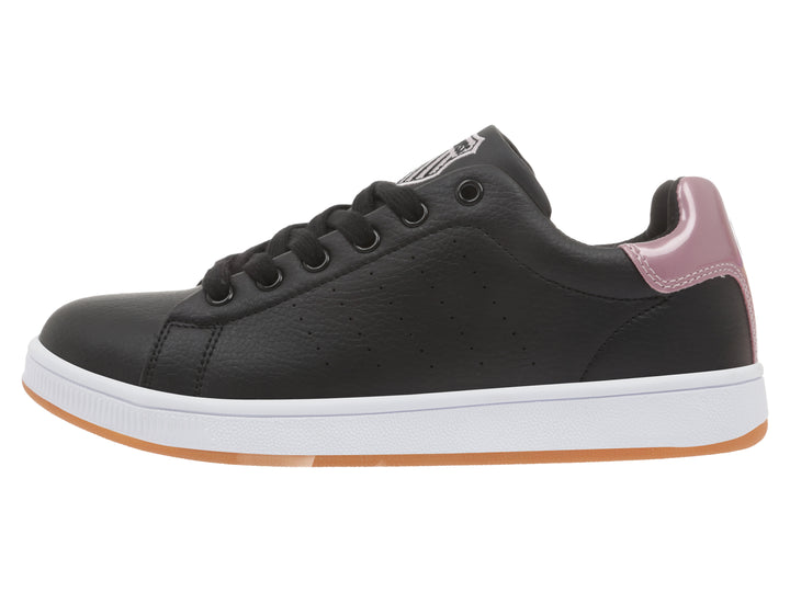 Tenis K-Swiss color negro con detalle en malva en el talón y suela blanca y café.