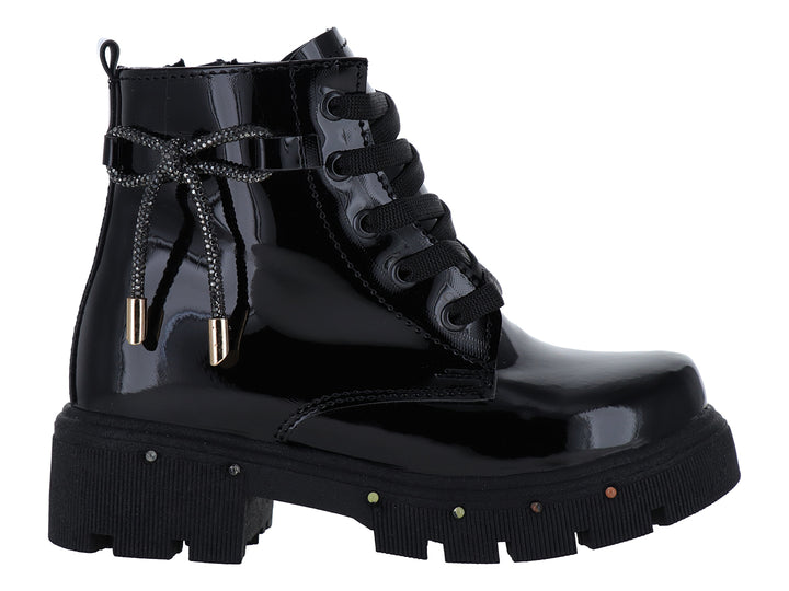 Bota de charol negro con cordones y suela track gruesa.