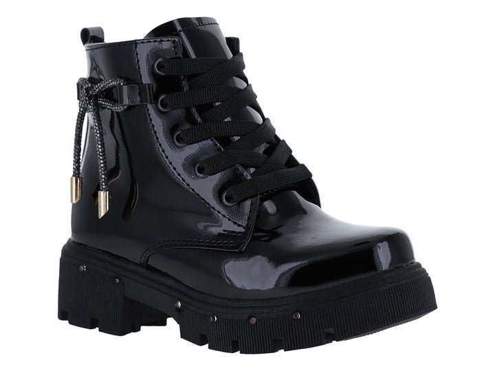 Bota de charol negro con cordones y suela track gruesa.
