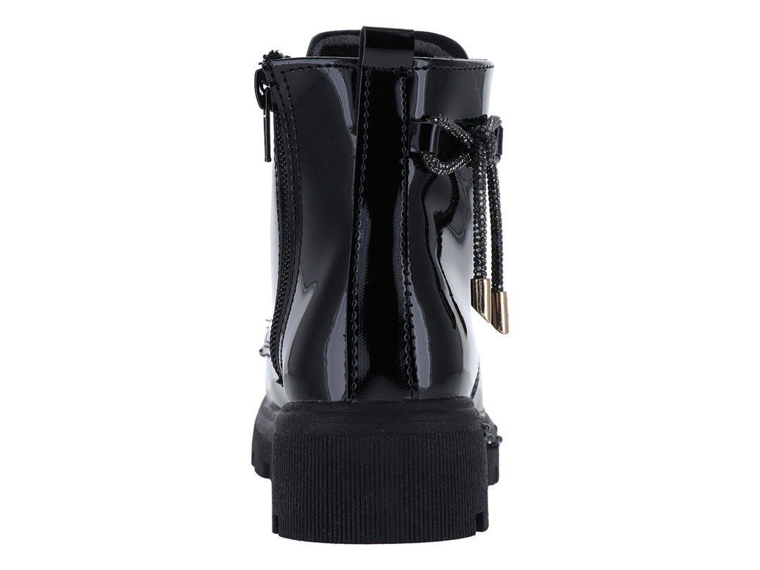 Bota de charol negro con cordones y suela track gruesa.