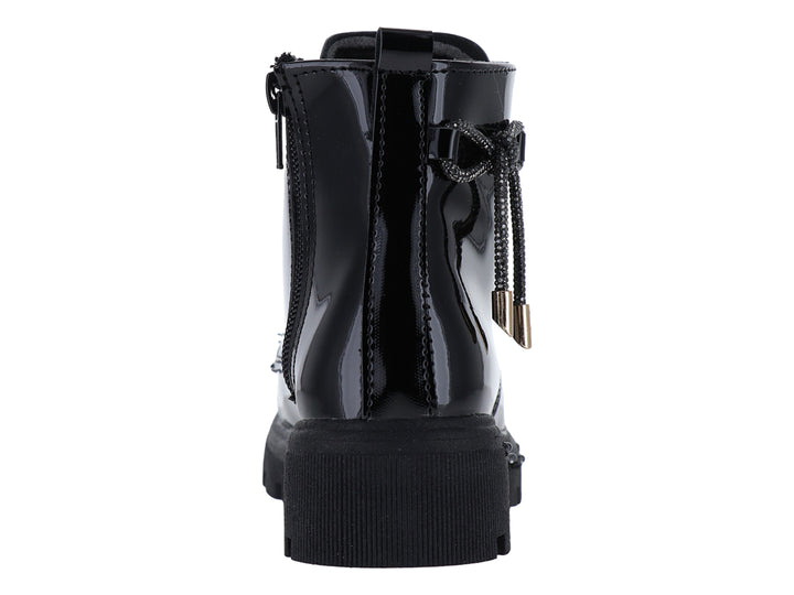 Bota de charol negro con cordones y suela track gruesa.