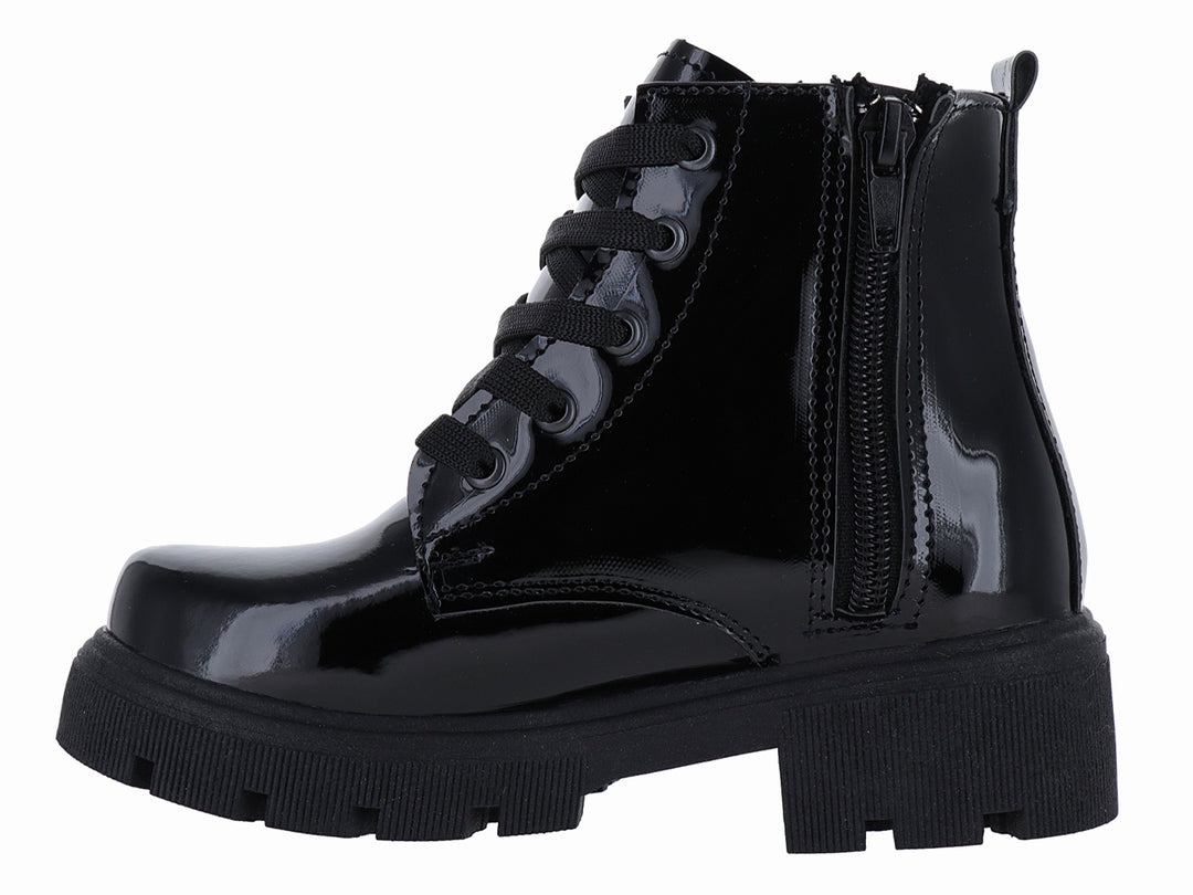 Bota de charol negro con cordones y suela track gruesa.