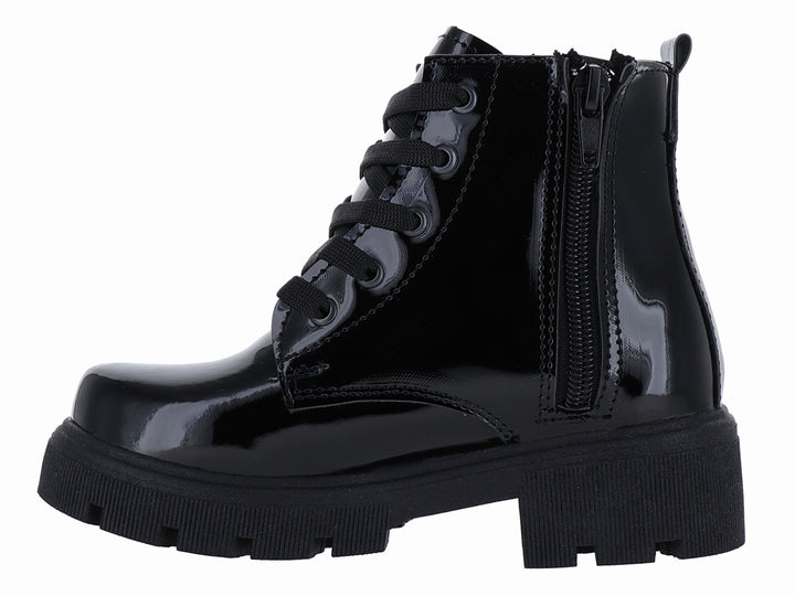 Bota de charol negro con cordones y suela track gruesa.