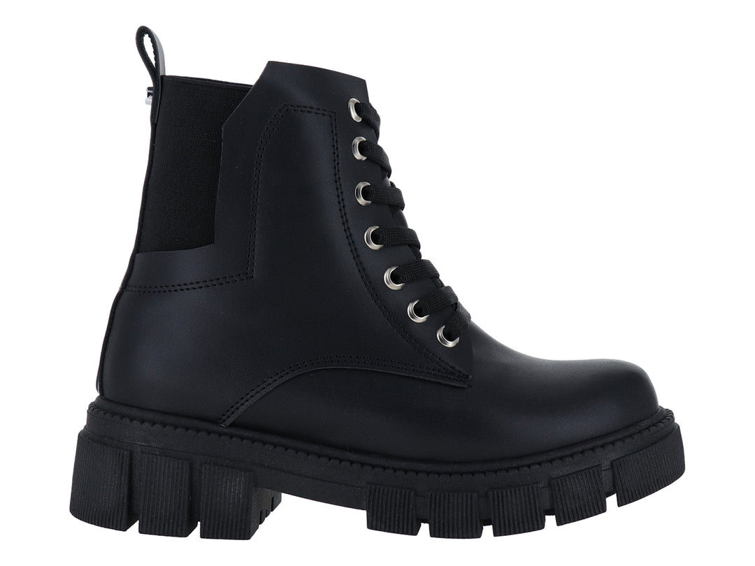 Botas negras de caña media con agujetas y suela track gruesa sobre fondo blanco.
