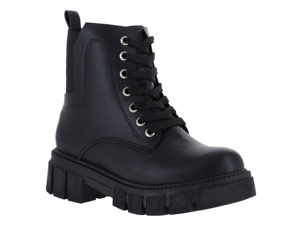 Botas negras de caña media con agujetas y suela track gruesa sobre fondo blanco.