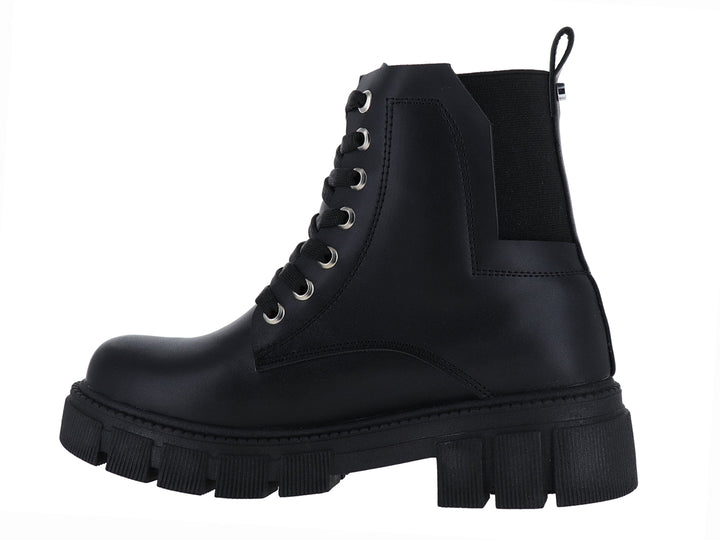 Botas negras de caña media con agujetas y suela track gruesa sobre fondo blanco.