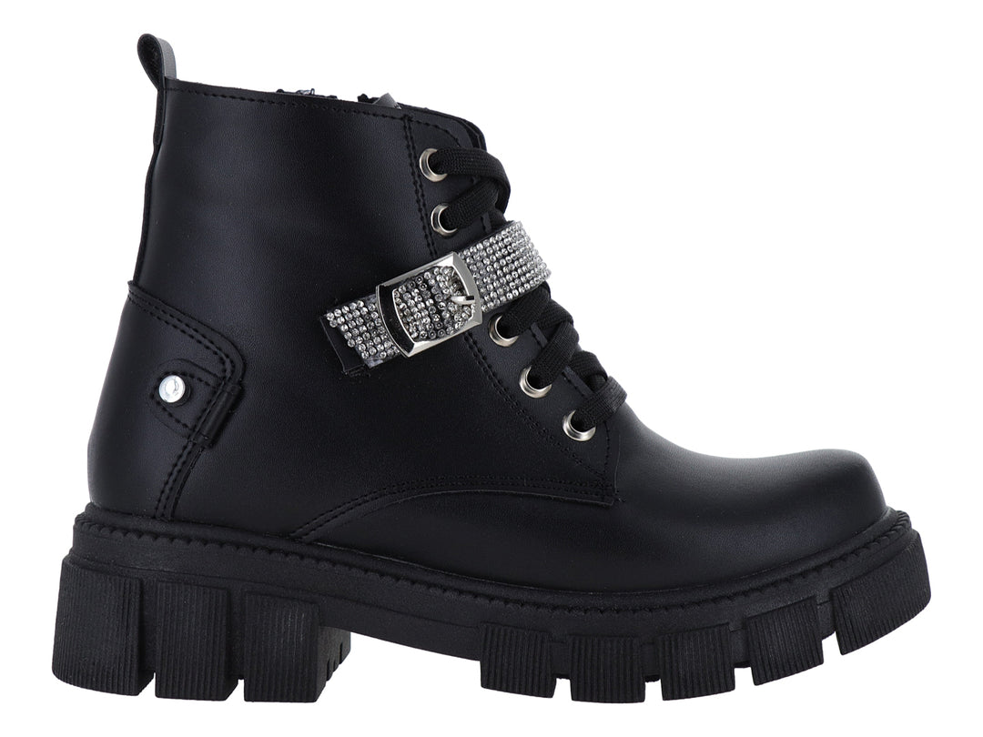 Bota negra de plataforma para niña con correa decorada con cristales plateados y suela dentada.