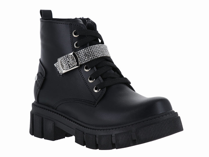Bota negra de plataforma con suela track y correa decorada con cristales plateados.
