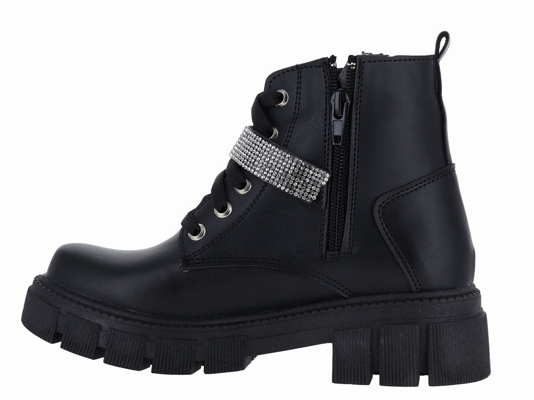Bota negra de plataforma con suela track y correa decorada con cristales plateados.