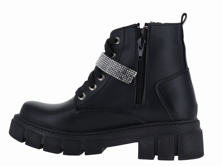Bota negra de plataforma con suela track y correa decorada con cristales plateados.