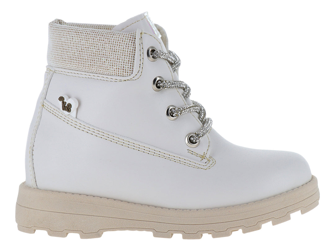 Botas blancas Kassandra para niña con detalles en beige, agujetas plateadas y suela track.
