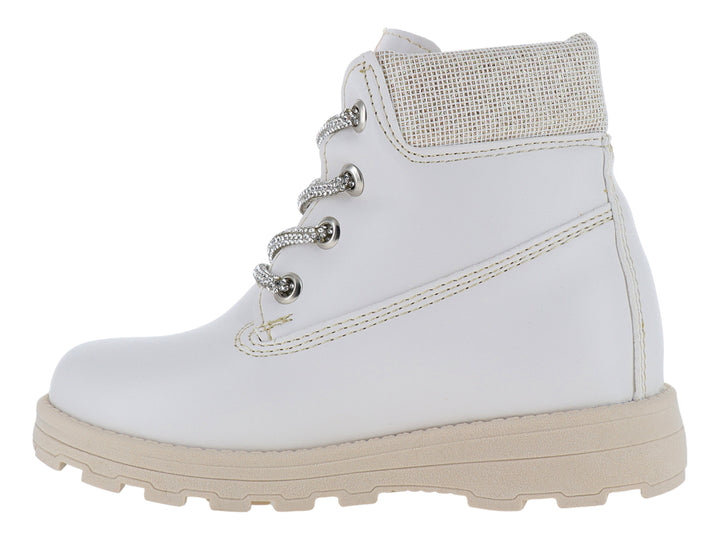 Botas blancas Kassandra para niña con detalles en beige, agujetas plateadas y suela track.
