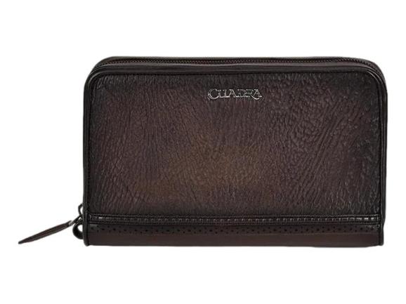 Cartera Cuadra color marrón oscuro en piel de tiburón con cierre y logo metálico frontal.