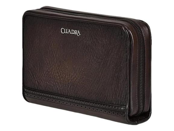 Cartera Cuadra color marrón oscuro en piel de tiburón con cierre y logo metálico frontal.