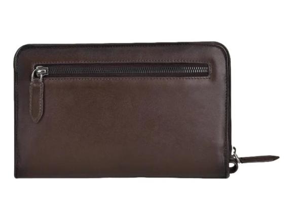 Cartera Cuadra color marrón oscuro en piel de tiburón con cierre y logo metálico frontal.