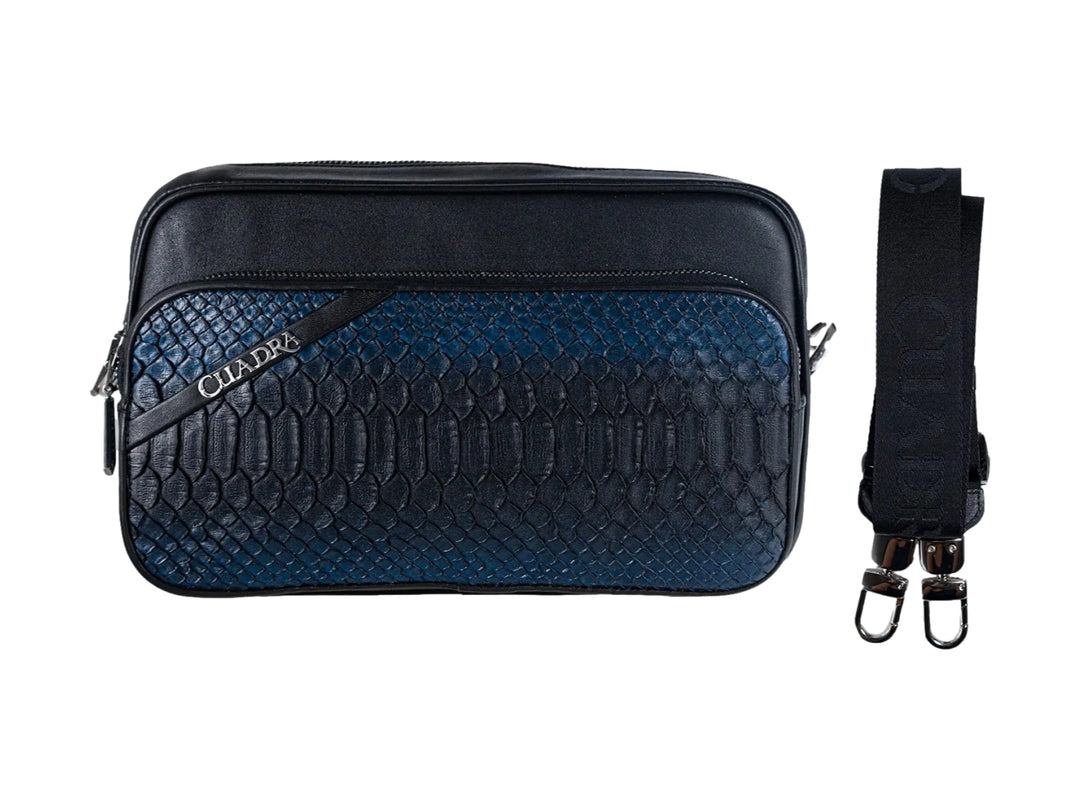 Bolso pequeño Cuadra en piel de pitón color azul con detalles en negro y correa ajustable.