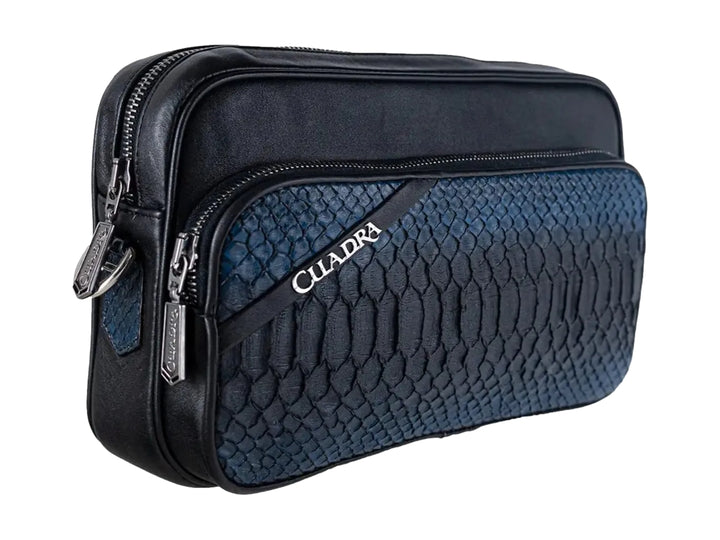 Bolso pequeño Cuadra en piel de pitón color azul con detalles en negro y correa ajustable.