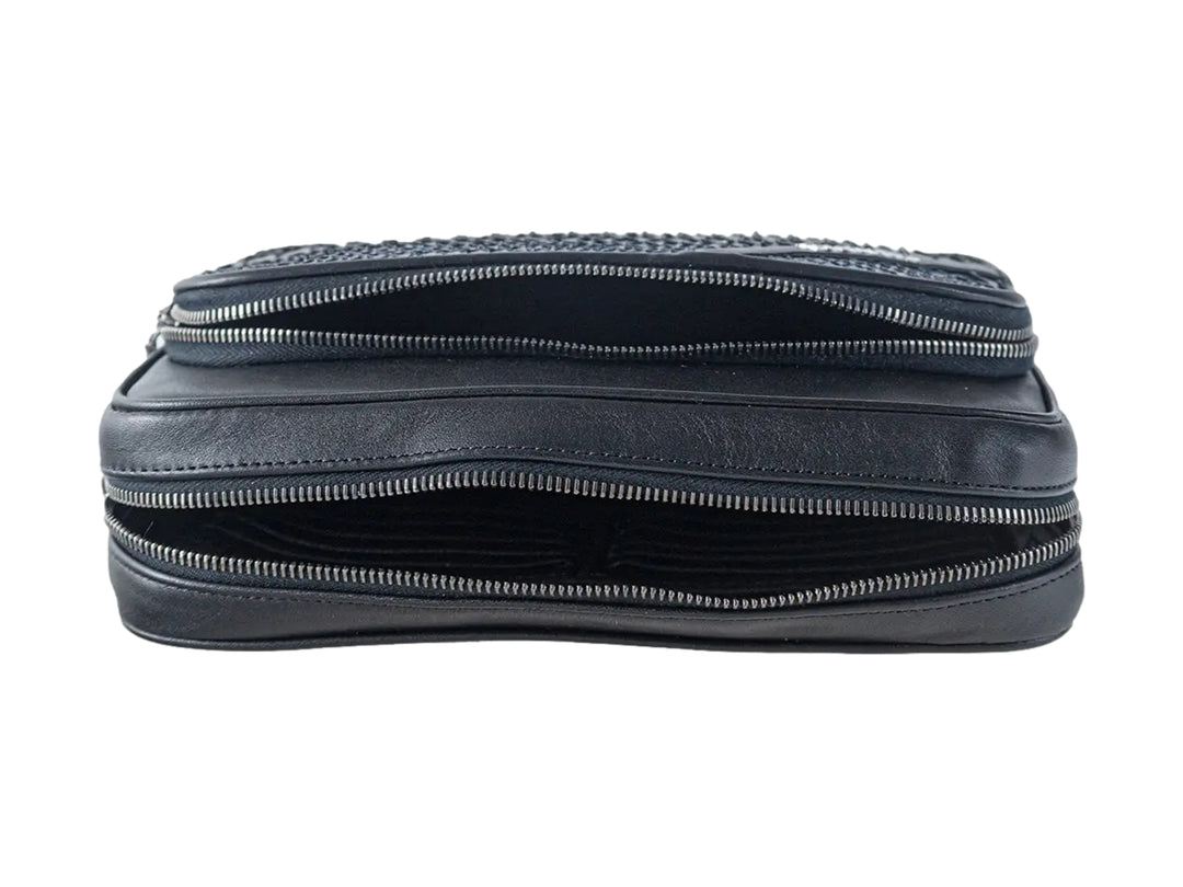 Bolso pequeño Cuadra en piel de pitón color azul con detalles en negro y correa ajustable.