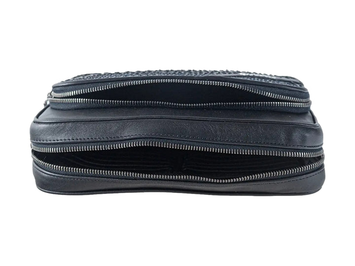 Bolso pequeño Cuadra en piel de pitón color azul con detalles en negro y correa ajustable.