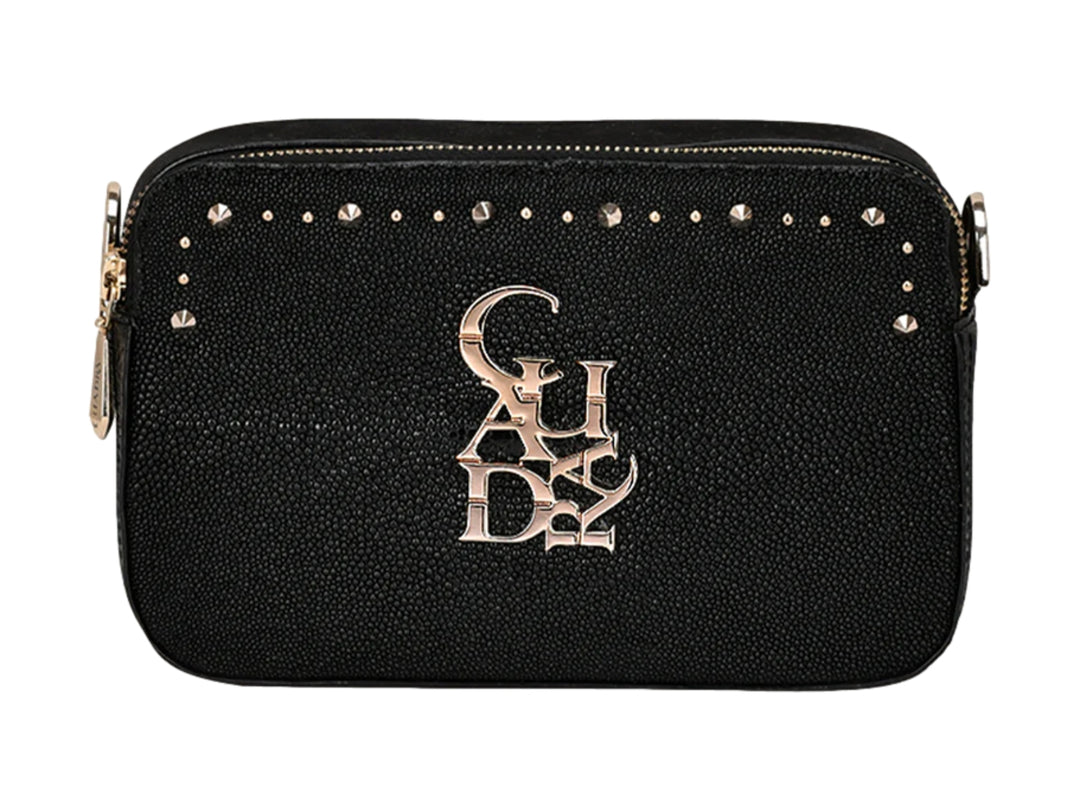 Bolso pequeño de piel de mantarraya color negro con detalles dorados y logotipo frontal de la marca Cuadra.