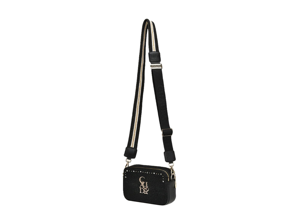 Bolso pequeño de piel de mantarraya color negro con detalles dorados y logotipo frontal de la marca Cuadra.