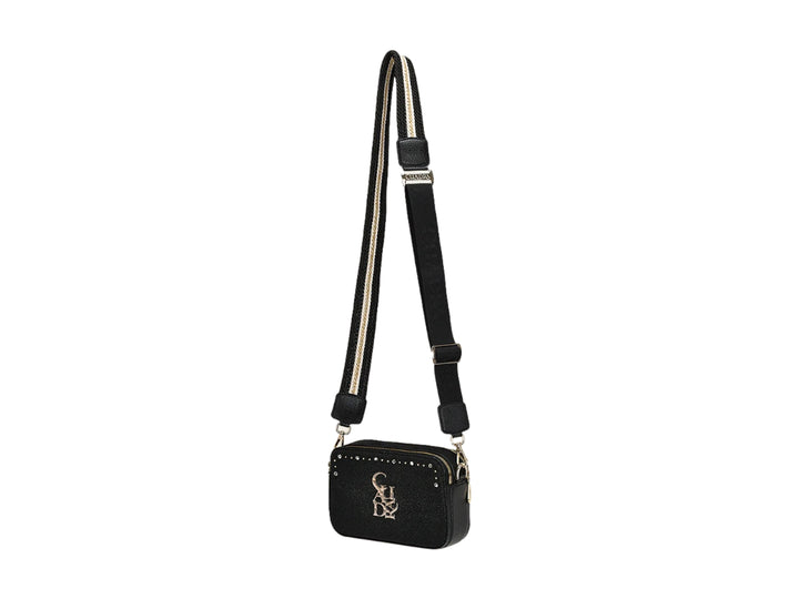 Bolso pequeño de piel de mantarraya color negro con detalles dorados y logotipo frontal de la marca Cuadra.