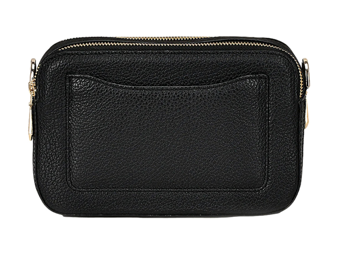 Bolso pequeño de piel de mantarraya color negro con detalles dorados y logotipo frontal de la marca Cuadra.