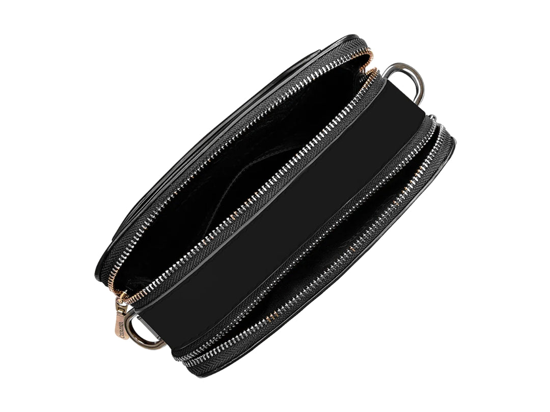 Bolso pequeño de piel de mantarraya color negro con detalles dorados y logotipo frontal de la marca Cuadra.