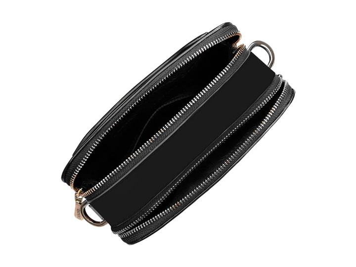 Bolso pequeño de piel de mantarraya color negro con detalles dorados y logotipo frontal de la marca Cuadra.