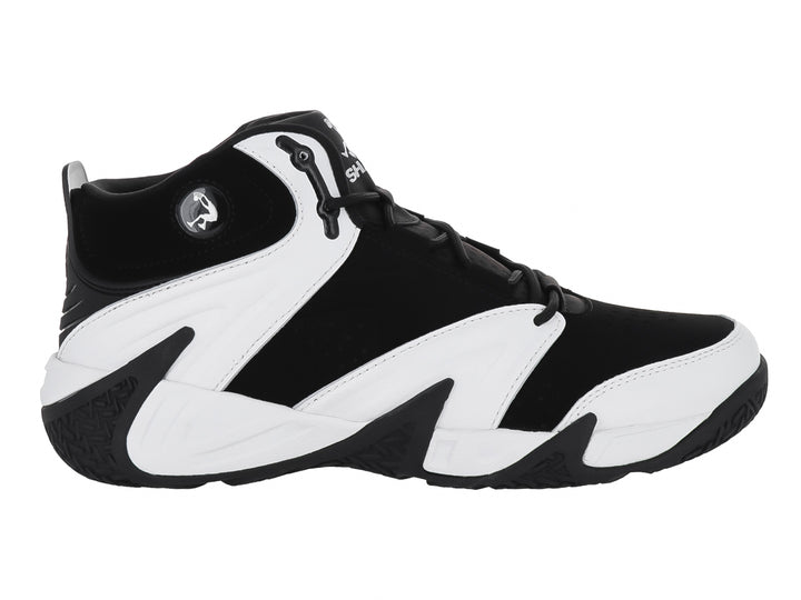 Tenis de baloncesto SHAQ de bota alta en colores negro y blanco con suela robusta.